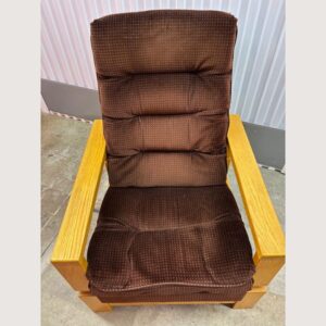 Fauteuil berçant en bois avec coussins