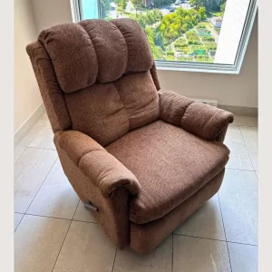 Fauteuil inclinable en tissu brun avec repose-pieds