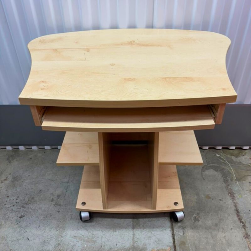 Petit bureau en bois sur roulettes avec tablette coulissante