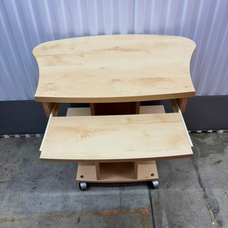Petit bureau en bois sur roulettes avec tablette coulissante
