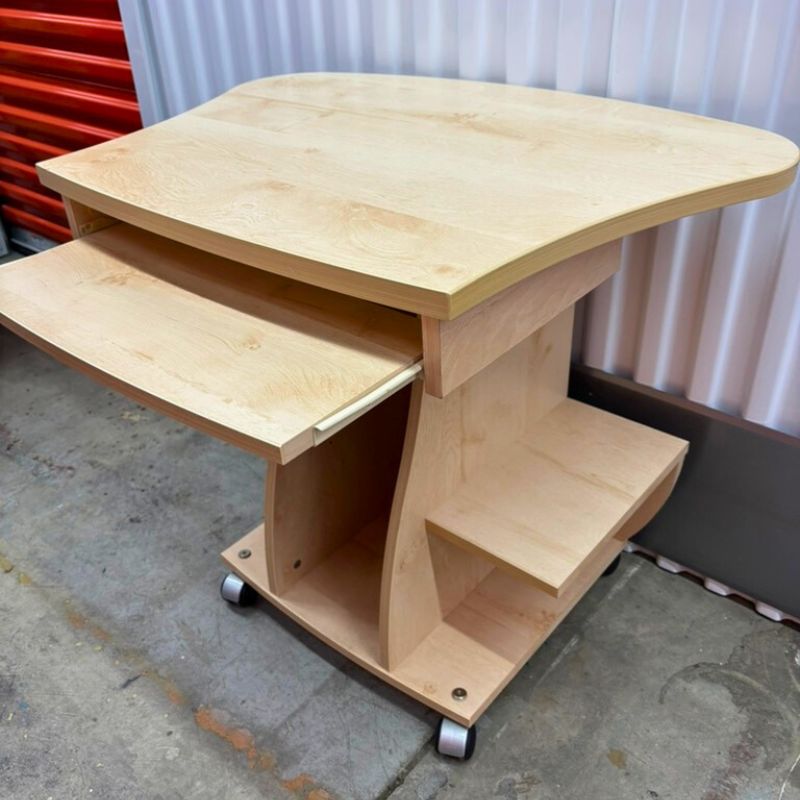 Petit bureau en bois sur roulettes avec tablette coulissante