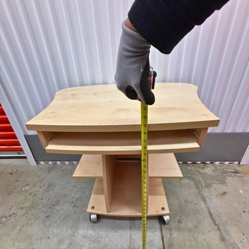 Petit bureau en bois sur roulettes avec tablette coulissante