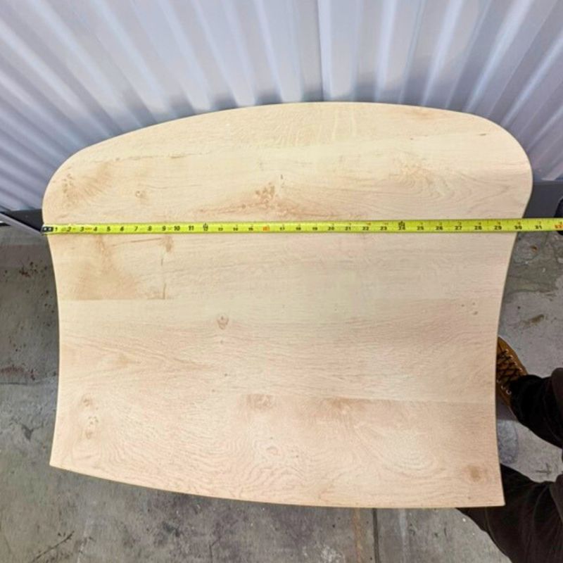 Petit bureau en bois sur roulettes avec tablette coulissante