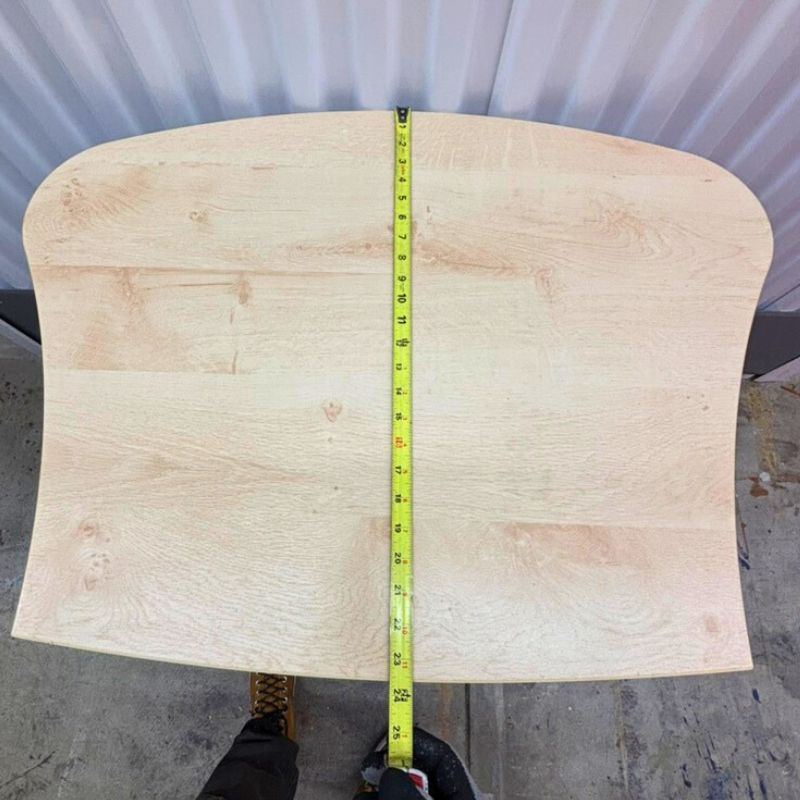 Petit bureau en bois sur roulettes avec tablette coulissante